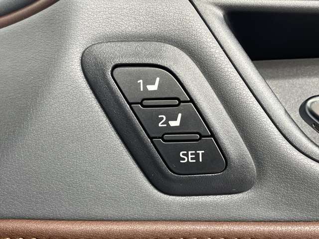 【メモリー付パワーシート】シートポジションがしっかり決まると、運転操作が楽になりますね♪微調整が可能なので、様々なシーンでも活躍できます。
