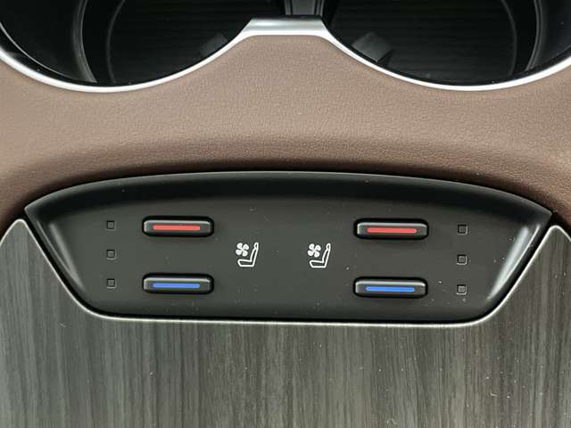 【シートヒーター】（運転席助手席）冬場に重宝します♪エアコンよりも素早く、体を芯まで温めてくれる嬉しい装備♪