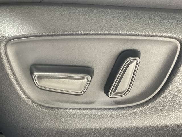 【電動パワーシート】最適なシートポジションを提供し快適にお過ごしいただけ、助手席は足元にお荷物を置いてもゆとりのある空間です。