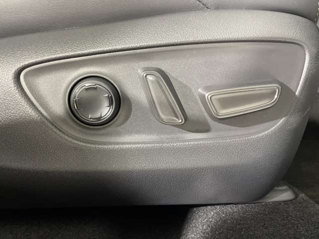 【電動パワーシート】最適なシートポジションを提供し快適にお過ごしいただけ、助手席は足元にお荷物を置いてもゆとりのある空間です。