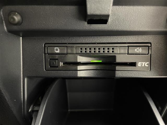 【ETC】有料道路を利用する際に料金所で停止することなく通過できる、ETC車載器（ノンストップ自動料金収受システム機器）が装備されています。セットアップを行うことで利用可能になります。