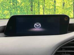 【10.25インチマツダコネクト】車内の雰囲気にマッチした大型ディスプレイ。スマホ接続でのナビ使用やBluetooth再生等、様々な機能が楽しめます。直感的なダイヤル操作が可能で、使い勝手も良好です。