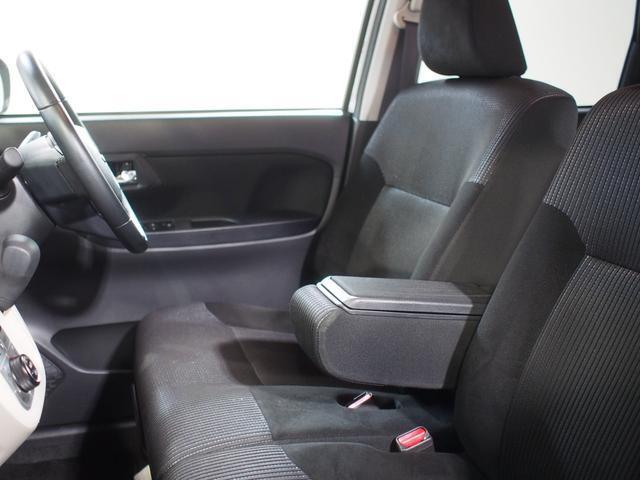 運転席にはアームレストが備わっています。フタつきの小物入れになっています。