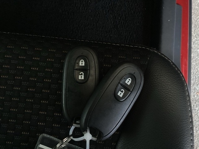 カバンに入れたままでも、ドアの解錠・施錠、エンジンスタートが可能なスマートキーは2個セットです。