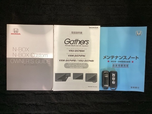 スマートキーは鍵をバッグに入れたままでもドアロックの開閉やエンジンのON・OFFができます。夜間や雨の日も鍵を探さなくて良いので便利です。