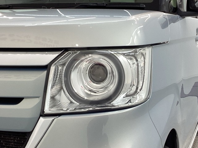 LEDヘッドライトは、点灯の瞬間から最大光量を発揮し、突然暗くなるトンネルなどでの安定感を高めます。