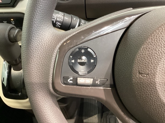 ステアリングにオーディオ操作スイッチが付いています。オーディオ画面に直接タッチしなくても操作が出来ますので、運転に集中できます。