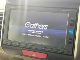 【純正ナビ】人気の純正ナビを装備しております。ナビの使いやすさはもちろん、オーディオ機能も充実！キャンプや旅行はもちろん、通勤や買い物など普段のドライブも楽しくなるはず♪