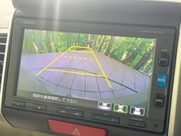 【バックカメラ】駐車時に後方がリアルタイム映像で確認できます。大型商業施設や立体駐車場での駐車時や、夜間のバック時に大活躍！運転スキルに関わらず、今や必須となった装備のひとつです！