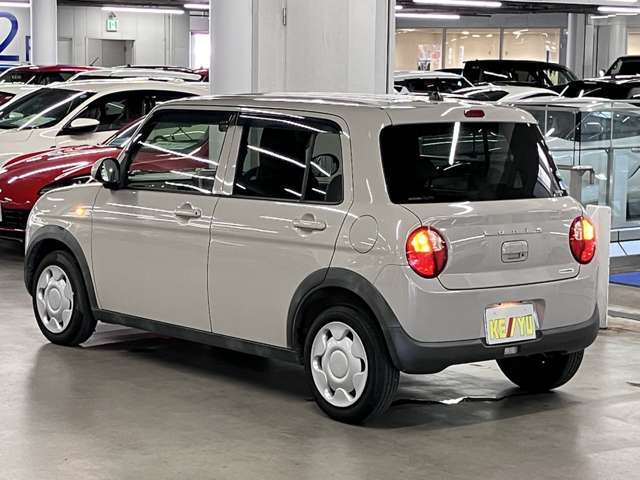 雨が降ってもゆったりと車選びができる全天候型立体展示場！エスカレーター完備！