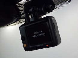 『ドライブレコーダー』動画を残すことで万が一の事態に遭遇した時の必須アイテムです！急ブレーキ・急ハンドルが起こった際、自動で記録が上書きされずに保存され、後でPC等で確認出来ます。
