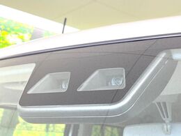 【スマートアシスト】走行中に前方の車両等を認識し、衝突しそうな時は警報とブレーキで衝突回避と被害軽減をアシスト。より安全にドライブをお楽しみいただけます。