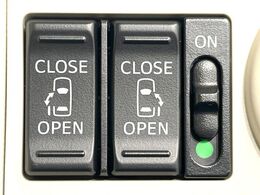 【両側パワースライドドア】スマートキーや運転席のスイッチで後席両側スライドドアの開閉が可能♪電動だから力を入れてドアを開ける必要が無く、小さなお子様でも簡単に開け閉めでき快適です♪