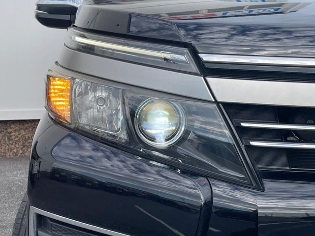 【LEDヘッドライト】悪天候や夜間走行時も良好な視界を確保し安心して運転できる高輝度LEDヘッドライトを装備！点灯速度が早く、消費電力も抑えられています。