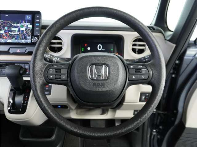 【Honda SENSING】 カメラ等装置で精度の高い検知能力を発揮、安全運転を支援します。ステアリング上のコントローラーに注目！