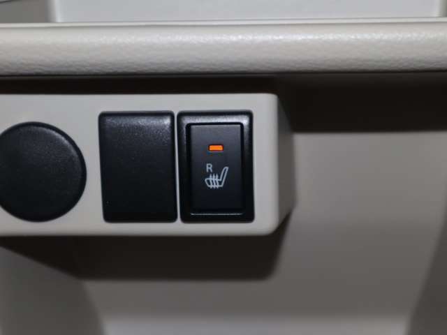 シートヒーターは、シートに内蔵された電熱線で座面を温める装備です。エアコンと違って、すぐに温まり、乾燥しにくいのが特徴です。個別にON/OFFできるので、搭乗者の好みに合わせられます。