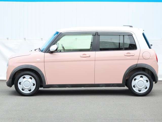 純正ホイールカバーで全体的にデザインがまとまっています。車も人も、オシャレはまずは足元からですね。