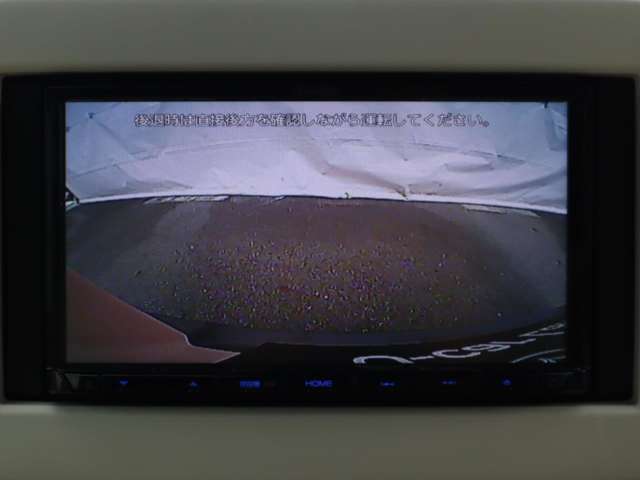 カラーで後方映像をモニターに映し出してくれるので、ショッピングモールのような狭い駐車場であったとしても障害物を見つけ、楽々駐車することができますね。