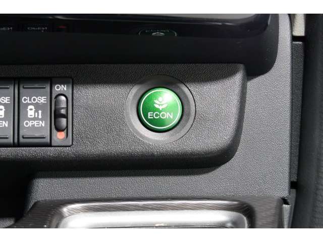 ECONボタンで低燃費モードに☆☆☆ECONスイッチを上手に使ってエコドライブ♪♪環境にもお財布にも優しい装備です☆☆☆