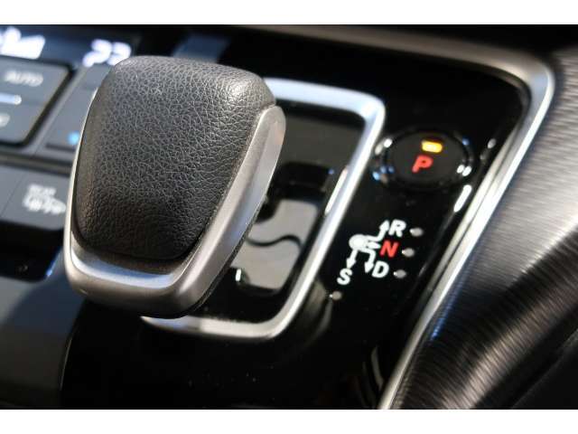 インパネシフトだから視線の移動も少なく足元もスッキリ♪運転席もゆったりしているのでゆとりを持ってドライブできますね！