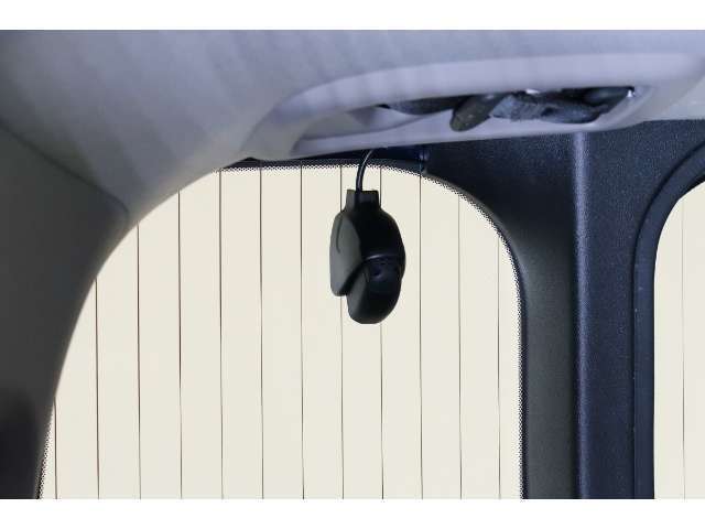 前後に『ドライブレコーダー』を装備♪動画を残すことで万が一の事態に遭遇した時の必須アイテムです！急ブレーキ・急ハンドルが起こった際、自動で記録が上書きされずに保存され、後でPC等で確認出来ます。