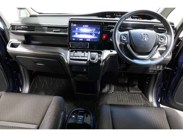 ドライバーを包み込むように、ディスプレーやスイッチ、コンソールを配置。座った瞬間から運転への期待が！空間そのものの心地よさにこだわっています。