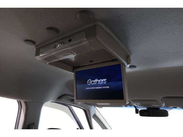 後席モニター付きです♪♪使用しない時には格納も可能です◎これで2列目の同乗者も渋滞や長いドライブも楽しくなりますね♪♪♪