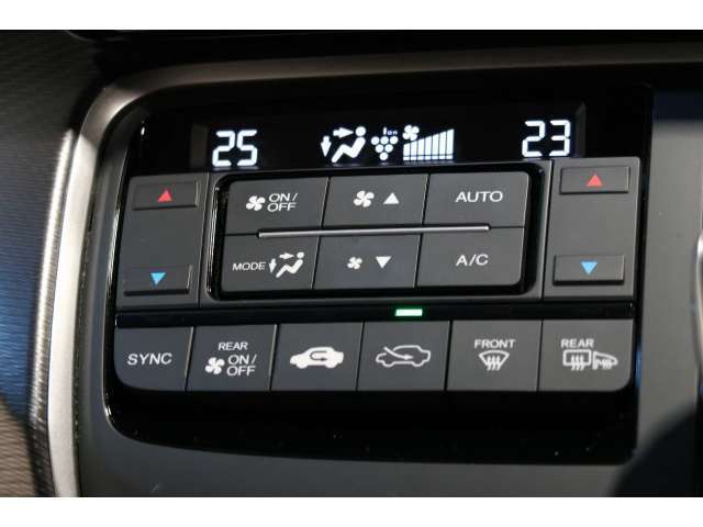 運転席と助手席の温度設定の変更が可能な左右独立タイプのデュアルエアコンです♪♪♪暑がりな人・寒がりな人も誰もが車内を快適にお過ごしいただけます♪♪♪