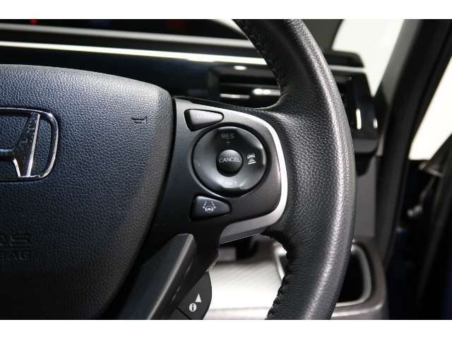 Hondaセンシングの機能のひとつ、アダプティブクルーズコントロール付！アクセルから足を離しても設定したスピードと前車との車間を保ち走行してくれます！車線維持もアシスト☆高速道路で疲労軽減ですね☆