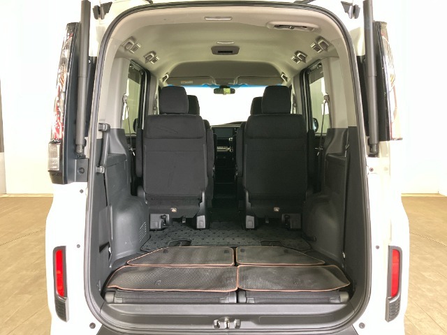 後席は簡単に収納出来ますので、荷物に応じて片側・両側を収納していただけます。長尺物も軽々積み込めます。