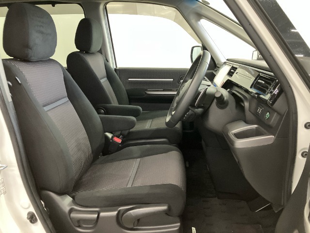 室内クリーニング施工済みの運転席は状態も良く、上下に高さを調整できるハイトアジャスターも装備しています。