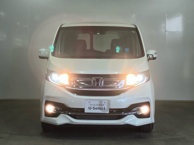 LEDヘッドライトを点灯させた画像です。従来のハロゲンヘッドランプと比べ、省電力、長寿命、大光量のヘッドライトです。より遠くまで明るく照らし、夜間や降雨時などの走行安全性に寄与いたします。