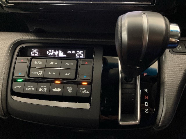 運転席より操作性の良いシフトレバーと、オートエアコンのスイッチ等の画像です。