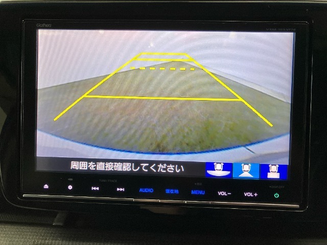 リアカメラが装備されております。シフトレバーをRに入れると、自動的にナビ画面に後方視界が映し出されます。ガイドラインが表示されるので距離が分かり易くなっております。