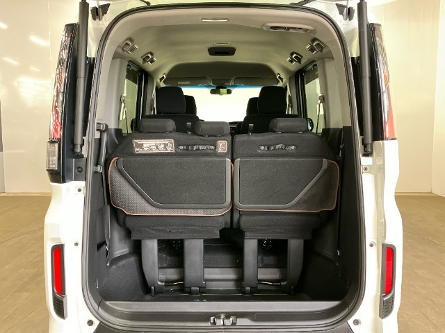 低い位置から大きく開くテールゲートは、荷物の積み下ろしも楽々行えます。