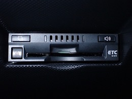 デザインスッキリのビルトイン『ETC』！高速道路の特典はもちろん、キャッシュレスなので料金所では徐行するだけで通過可能です！
