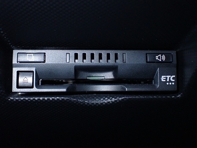 デザインスッキリのビルトイン『ETC』！高速道路の特典はもちろん、キャッシュレスなので料金所では徐行するだけで通過可能です！