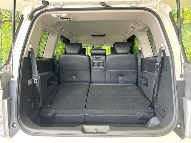後席を格納すると、これだけの広さが！シーンに合わせたシートアレンジで、大きな荷物も積むことが出来ます♪