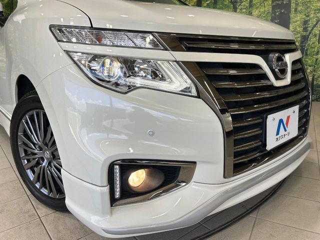 【LEDヘッドライト】悪天候や夜間走行時も良好な視界を確保し安心して運転できる高輝度LEDヘッドライトを装備！点灯速度が早く、消費電力も抑えられています。