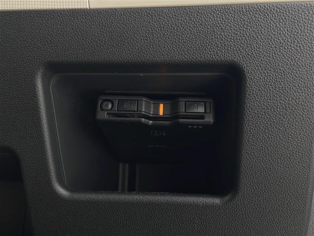 【ETC】有料道路を利用する際に料金所で停止することなく通過できる、ETC車載器（ノンストップ自動料金収受システム機器）が装備されています。セットアップを行うことで利用可能になります。