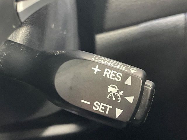 【レーダークルーズコントロール】高速道路での長距離走行が楽に！！自動で速度を保つクルーズコントロールが、衝突軽減システムと連携し、前方の車両を感知して車間を保つように速度調節してくれます！！