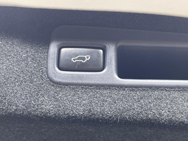 【パワーバックドア】スマートキーや運転席のボタンを押すだけでリアゲートが自動で開閉します！荷物を持っている時や、高い位置にあるバックドアを閉める際に便利な機能です♪
