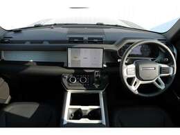 ランドローバー伝統の垂直と直線を基調とするインテリアデザインがオフロードカーならではのイメージを作り上げています。