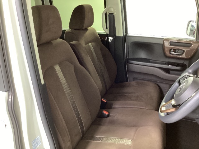 【前席】運転席にはシート高を調整できるハイトアジャスターが装備され、幅広いシートポジションの設定が可能になっております.