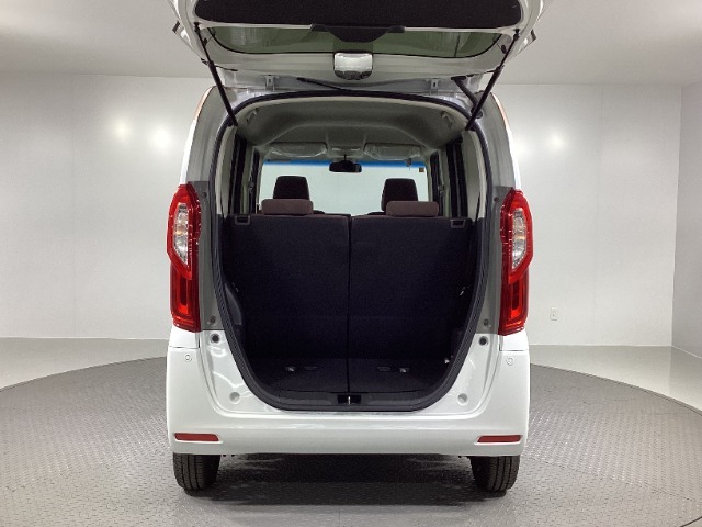 開口部も広く荷物の積み下ろしもしやすいお車となっております。床下にも収納スペースがあります。