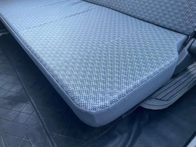 【リア下回り】リア部の骨格に損傷・修理・交換跡がないか、ライトを使用して入念に確認します。合わせて、下回りのサビ・突き上げ等の見えない辛い部分の確認もします。