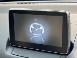 【マツダコネクトナビ】車内の雰囲気にマッチした一体型タイプのナビ。各種車輌設定やBluetooth再生等、様々な機能が楽しめます。直感的なダイヤル操作が可能で、使い勝手も良好です。