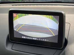 【バックカメラ】駐車時に後方がリアルタイム映像で確認できます。大型商業施設や立体駐車場での駐車時や、夜間のバック時に大活躍！運転スキルに関わらず、今や必須となった装備のひとつです！
