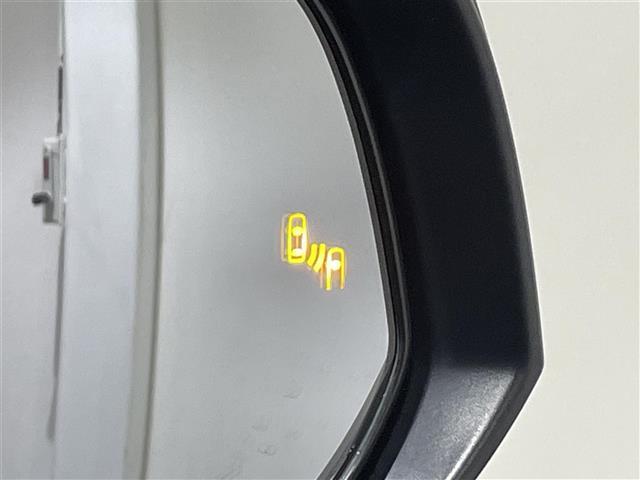 【ブラインドスポットモニタ】レーダーにより隣車線の車両を検知。車両を検知した側の表示灯が点灯。車両を検知している側に車線変更をしようとした場合、ブザーと表示で危険をお知らせします。