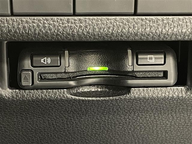 【ETC】有料道路を利用する際に料金所で停止することなく通過できる、ETC車載器（ノンストップ自動料金収受システム機器）が装備されています。セットアップを行うことで利用可能になります。